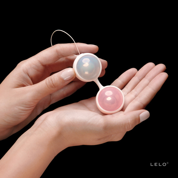 LELO-Luna-Beads-classic-handshot