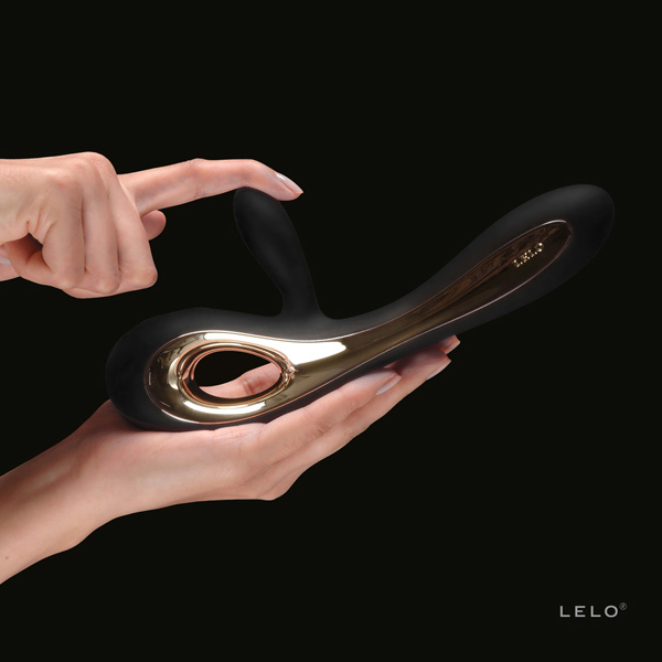 LELO-Soraya-black-handshot